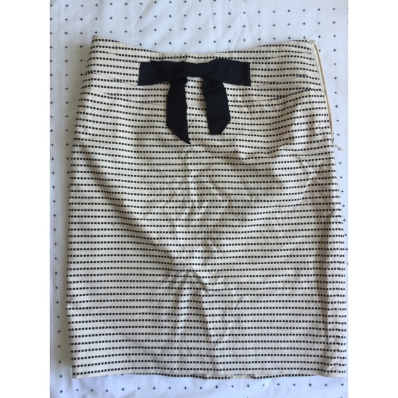 Forever 21 ivory and black patterned mini skirt