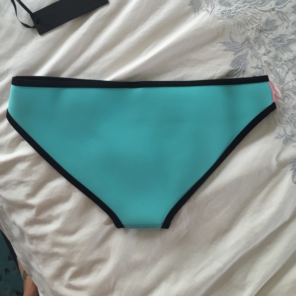 Authentic triangl bottom - Picture 3 of 3