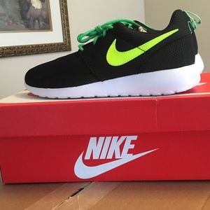Women's Dark Green Nike Roshes