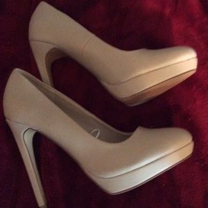Nude pumps