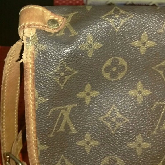 *Price Lowered* LOUIS VUITTON SAUMER 35 CROSS BODY - Picture 2 of 4
