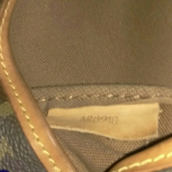 *Price Lowered* LOUIS VUITTON SAUMER 35 CROSS BODY - Picture 3 of 4