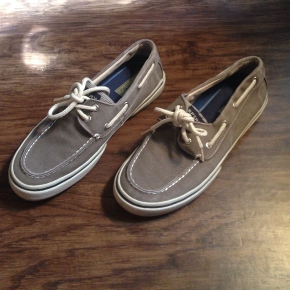 Tanish/grayish male sperry's