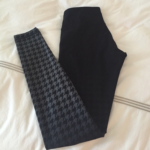 Like NEW- houndstooth Lululemon-size 6