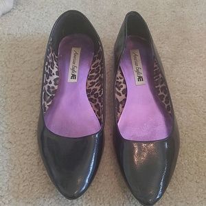 Shiny black pointed flats