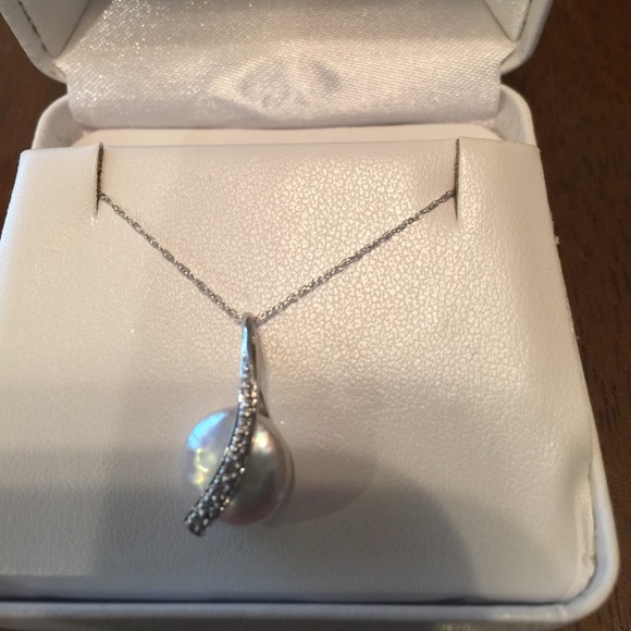 10kt WG Cultured Pearl Pendant necklace - Picture 3 of 6