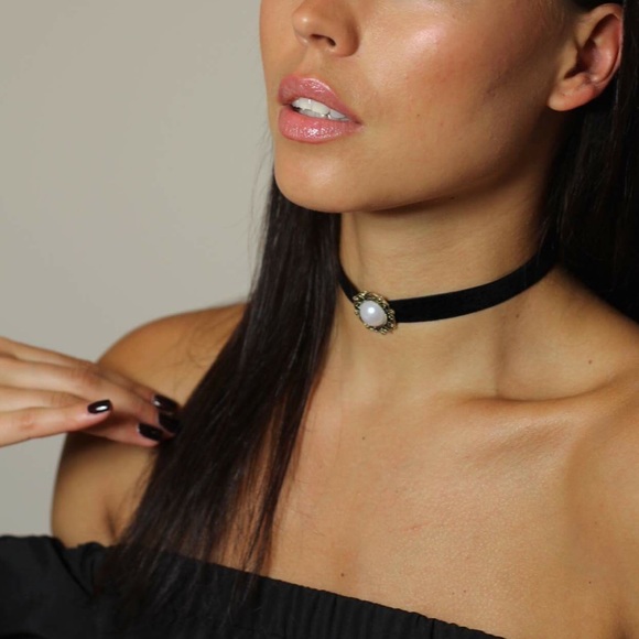 🌺2 HOUR SALE🌺 BLACK VELVET CHOKER PEARL PENDANT - Picture 3 of 4