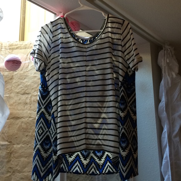 Patterned Flowing Top! - Picture 1 of 3