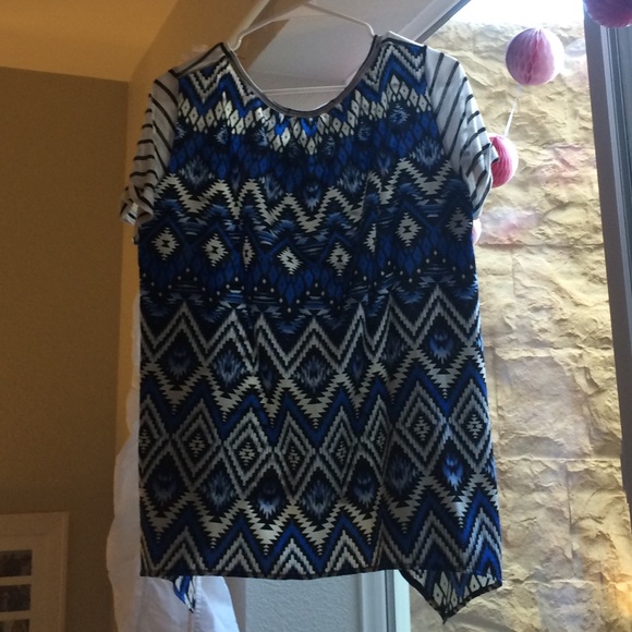 Patterned Flowing Top! - Picture 2 of 3