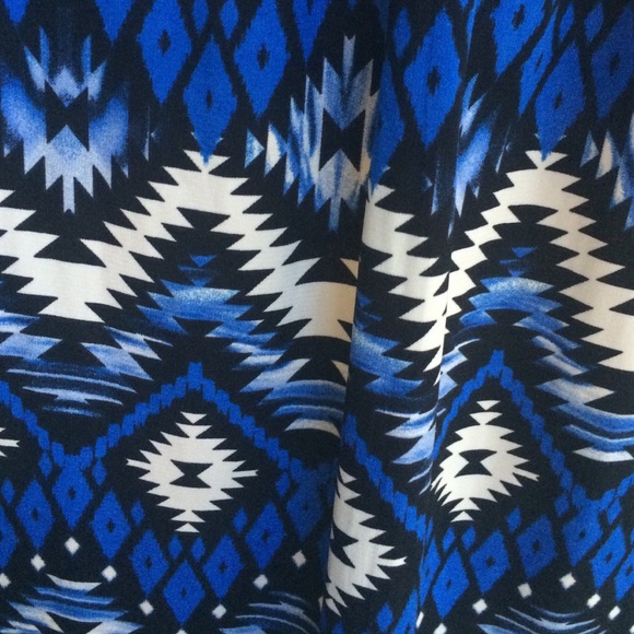 Patterned Flowing Top! - Picture 3 of 3