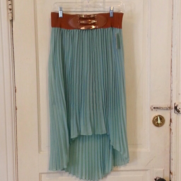 Pleated high low skirt with belt