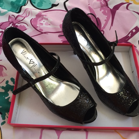 Black peep toe heels, wore once. Great condition - Picture 1 of 3