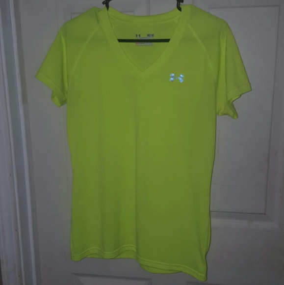 Under Armour Medium v neck t-shirt semi-fitted