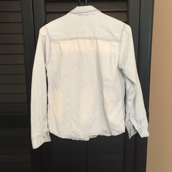 Light denim button up size medium - Picture 2 of 2