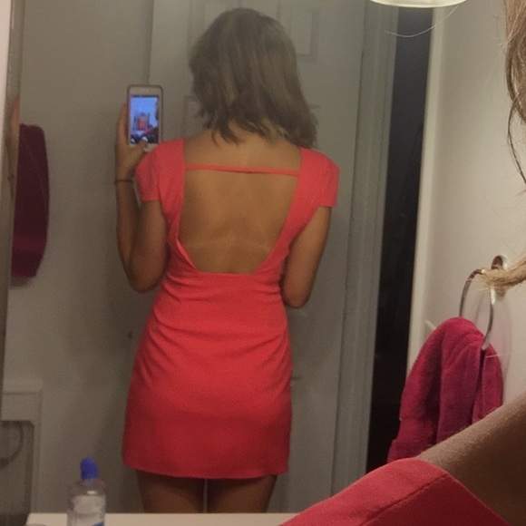 Pretty low back Coral Dress - Picture 2 of 2