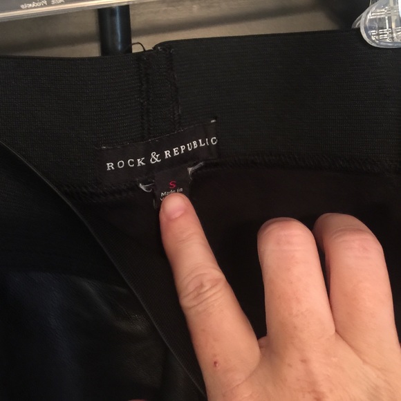 Faux leather and spandex leggings. Size small - Picture 3 of 3