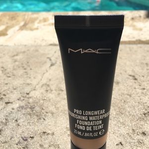 MAC Pro Longwear Waterproof Foundation (NC42)