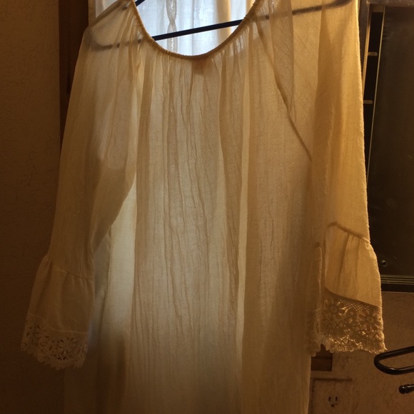 Blouse in ivory goes good with leggings