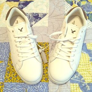 Tennis shoes