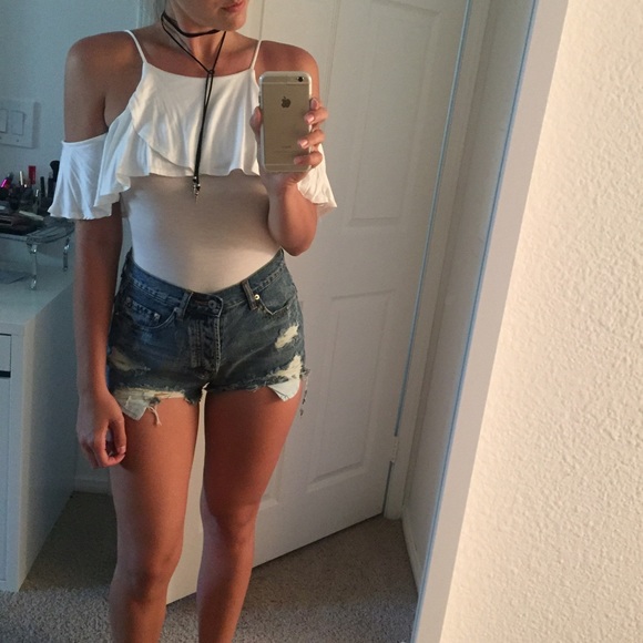 LAST 1✨ | White Ruffle Off Shoulder Thong Bodysuit - Picture 4 of 4