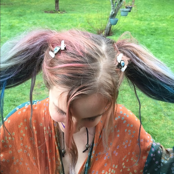 Magic Eyeball Clear Crystal Barrettes (Pair) - Picture 4 of 4