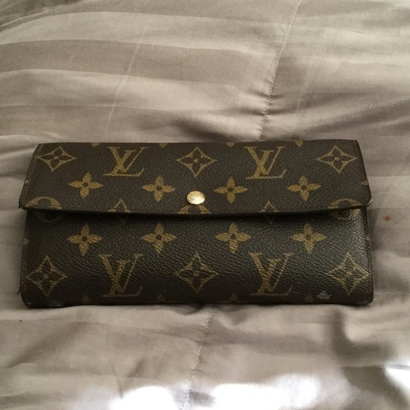 Louis vuitton.   Sarah wallet