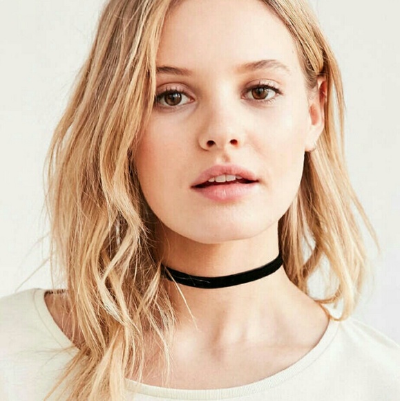 Urban Outfitters Jewelry - SKINNY VELVET CHOKER