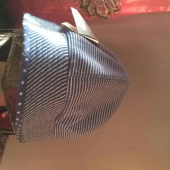 Reversible hat - Picture 2 of 3