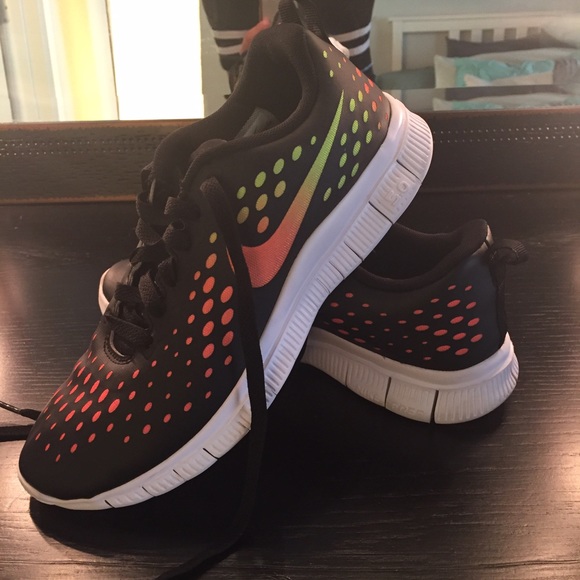 Black nike free runs.