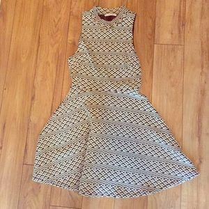 Sleeveless, gray and white print dress