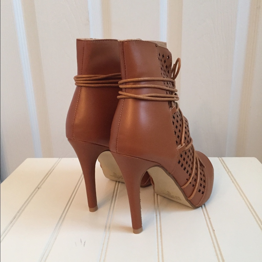 ⚜️BOGO SALE⚜️• Final Clearance • LASER CUT BOOTIE - Picture 3 of 6