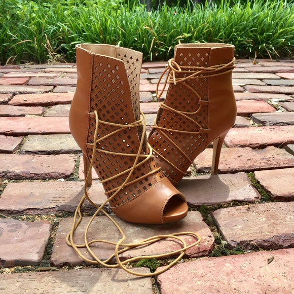 ⚜️BOGO SALE⚜️• Final Clearance • LASER CUT BOOTIE - Picture 4 of 6