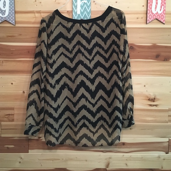 Hi-Lo boutique top 🌺 - Picture 2 of 2