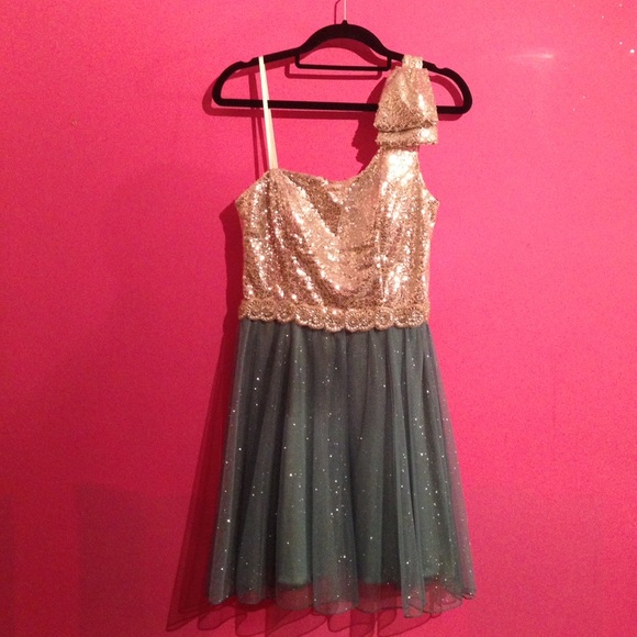 Deb dress!Light blue with cream under the silver.