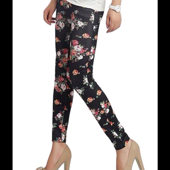 Boutique Pants - 🆕Black Floral Leggings