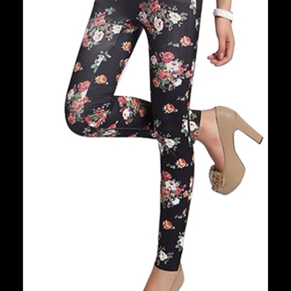 🆕Black Floral Leggings - Picture 2 of 2