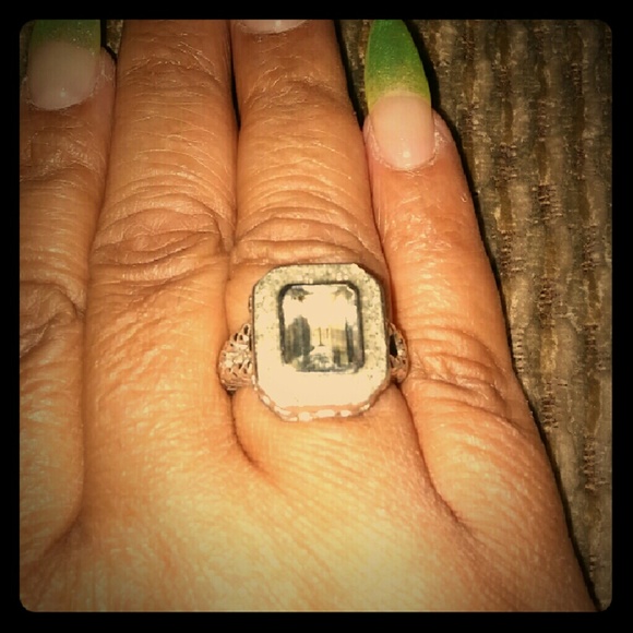 Sterling silver. White Ssapphire..