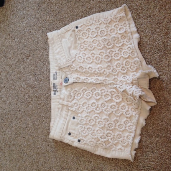 Crocheted lace cream shorts