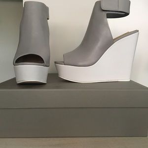BCBG Cue Wedge Heel - White Grey Size 7.5