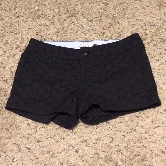 Black crotchet shorts - Picture 1 of 3