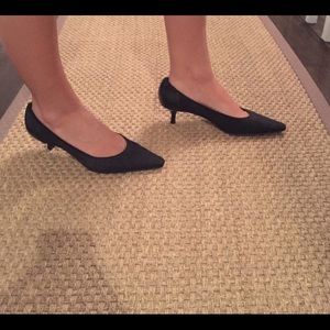 Like new Ellen Tracy Fabric Nylon kitten Heels