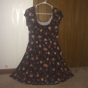 Slightly used floral skater dress 🌸