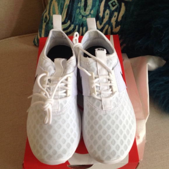 New! Nike Juvenate Shoe - Picture 2 of 3