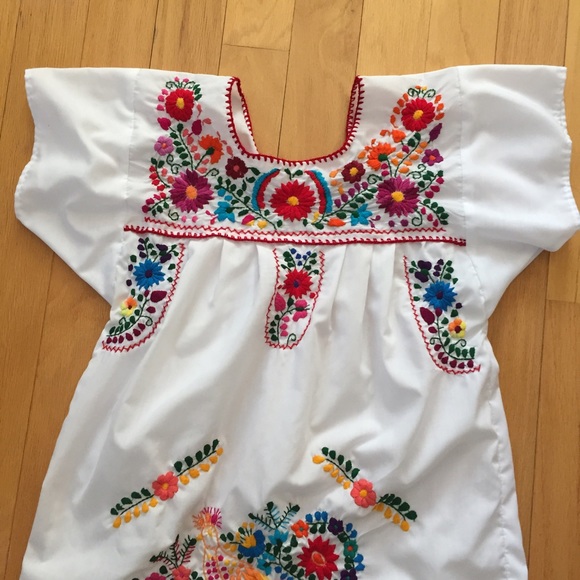 Boutique Dresses & Skirts - HP💕 Embroidered White Floral Dress