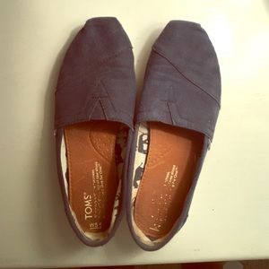 size 5.5 women's navy blue TOMS!