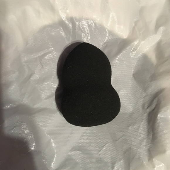 Black beauty blender/sponge
