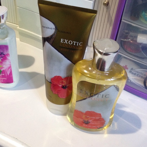Unopened exotic coconut bath and body works bundle