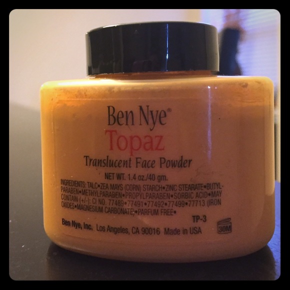 Ben Nye translucent face powder in Topaz
