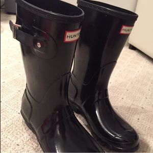 Short black hunter boots