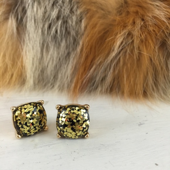 Jewelry - ✨Black & gold glitter stud earrings